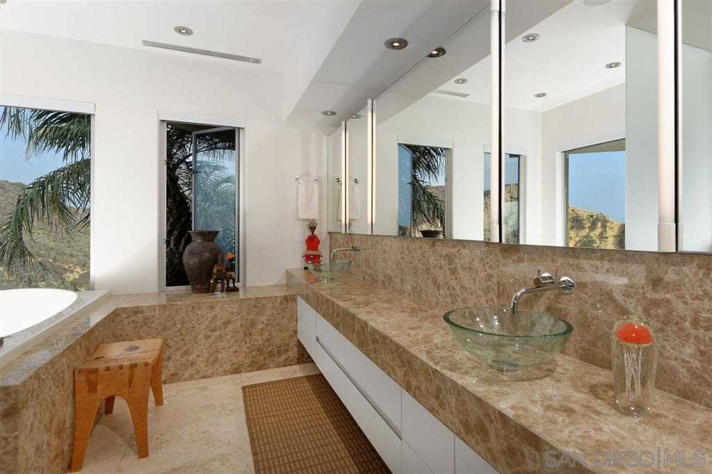 9828 La Jolla Farms Rd