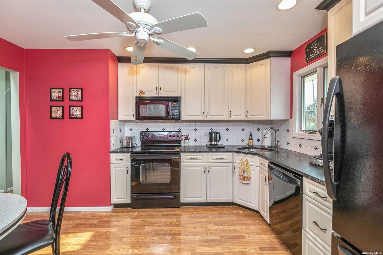 37 Laurel Rd