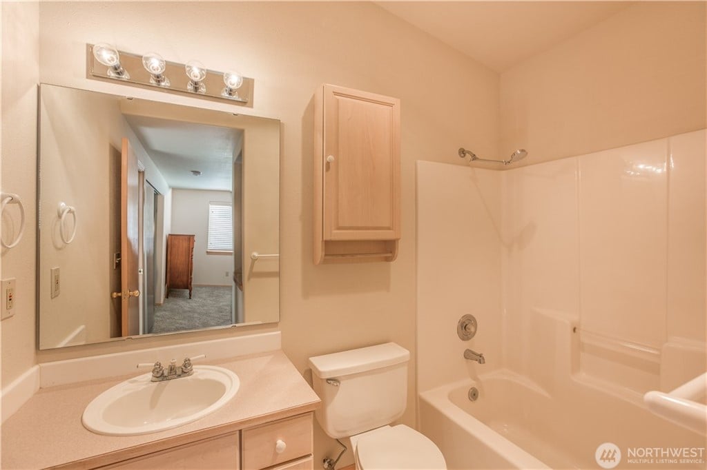 260 Lakefront Dr