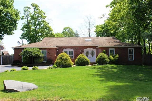 40 Stirrup Ln, Syosset