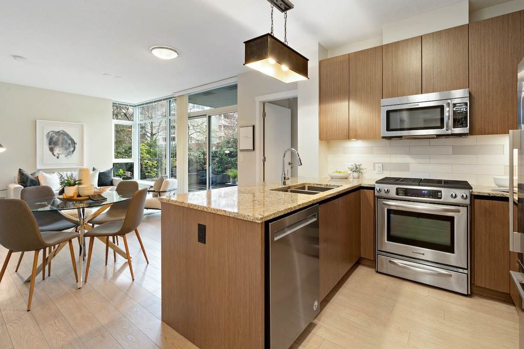 135 W 2nd St, #101