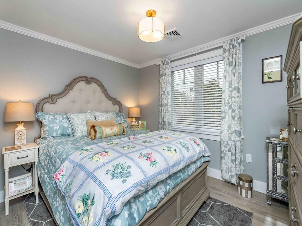 6 Schoolhouse Ln
