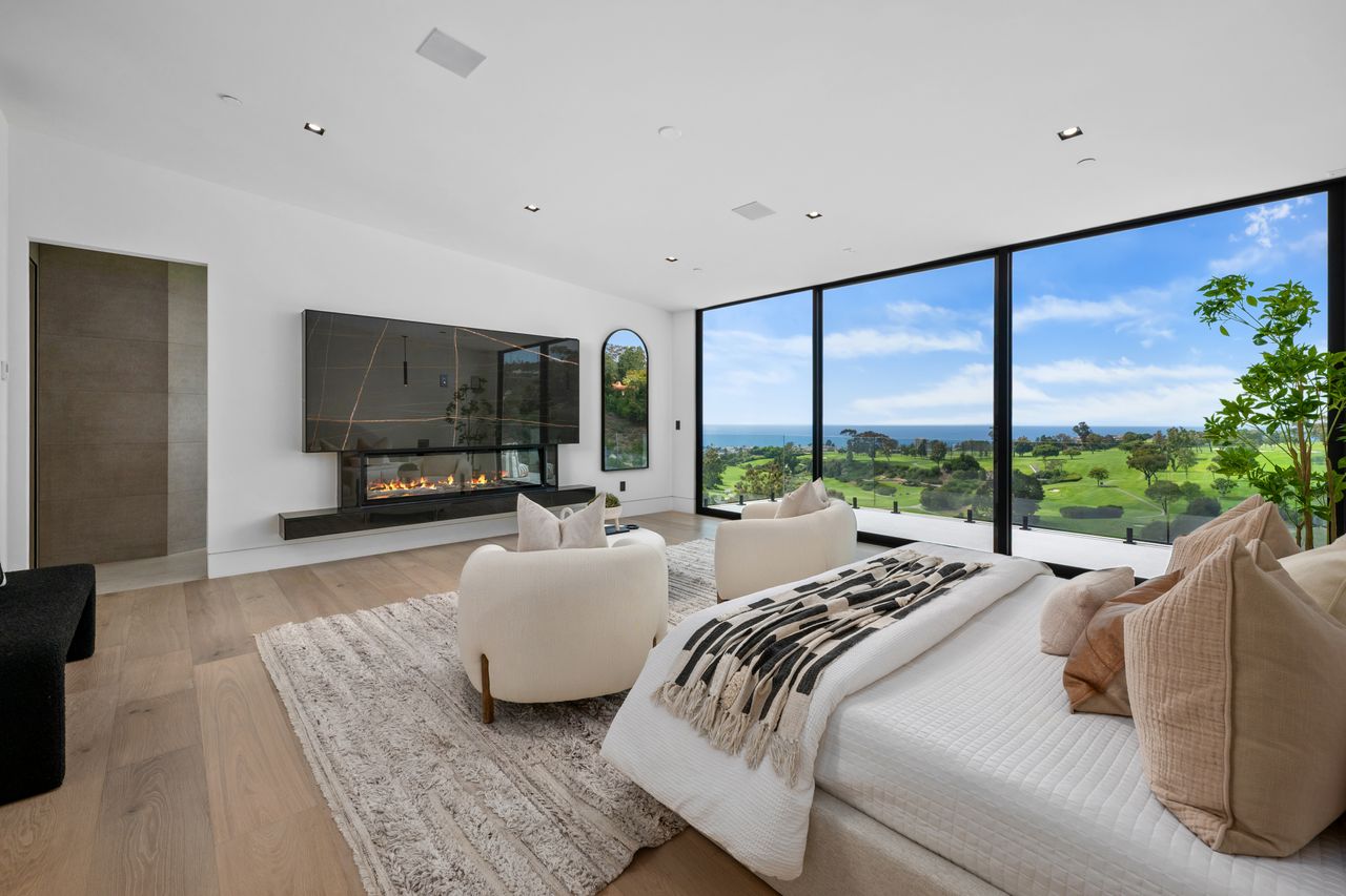 6627 Muirlands Dr, La Jolla, CA 92037