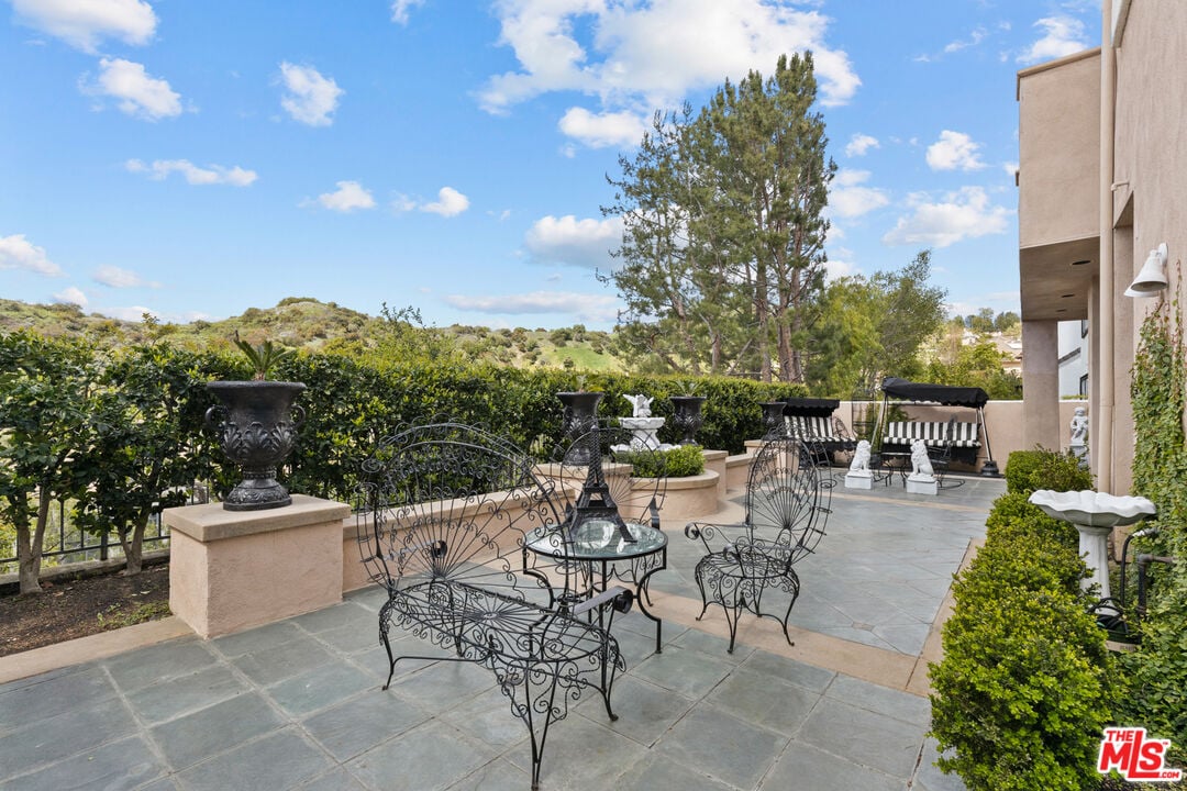 Buckingham Ln, 90077