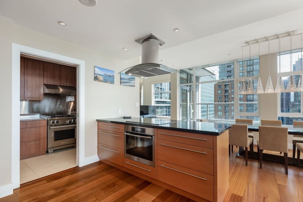 480 Robson St, #1901