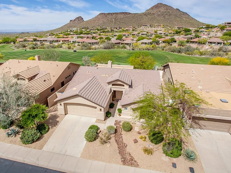 9216 N Longfeather