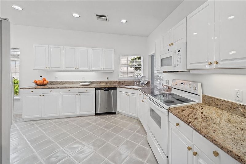 8814 Lakeside Cir