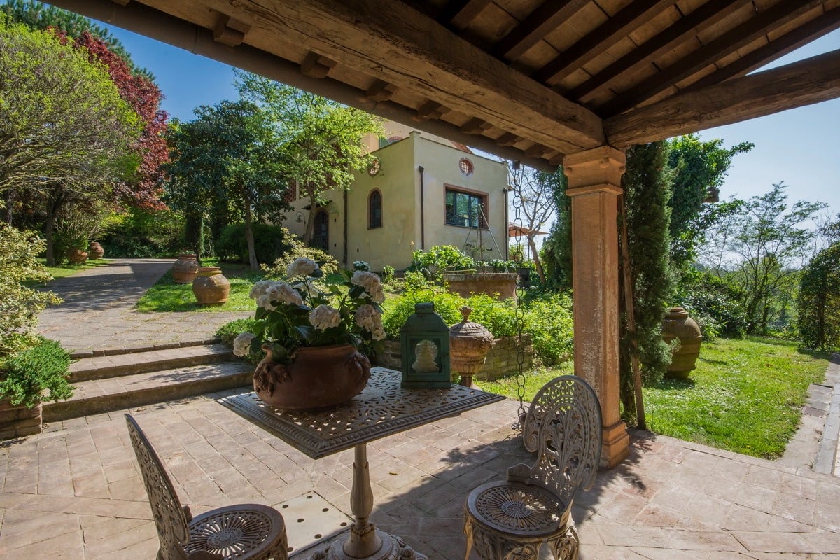 Villa In The Tuscan Hills