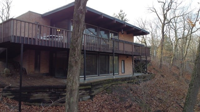 334 Circle Lane in Lake Forest