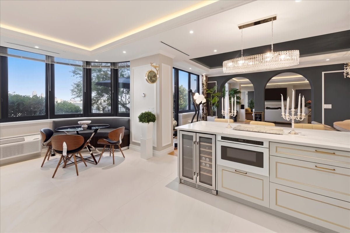 100 Carlyle Drive VG6