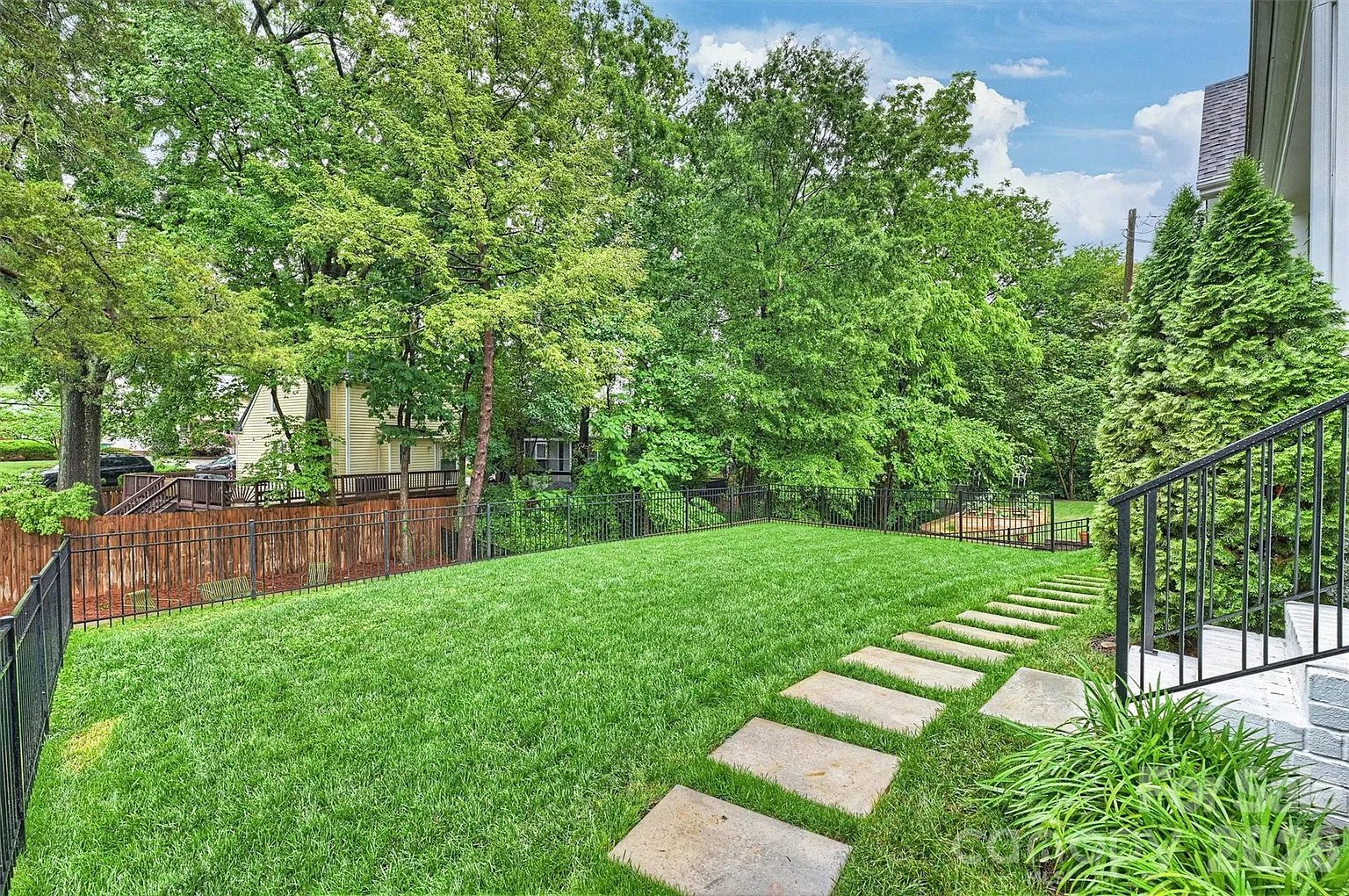 1525 Lynway Dr