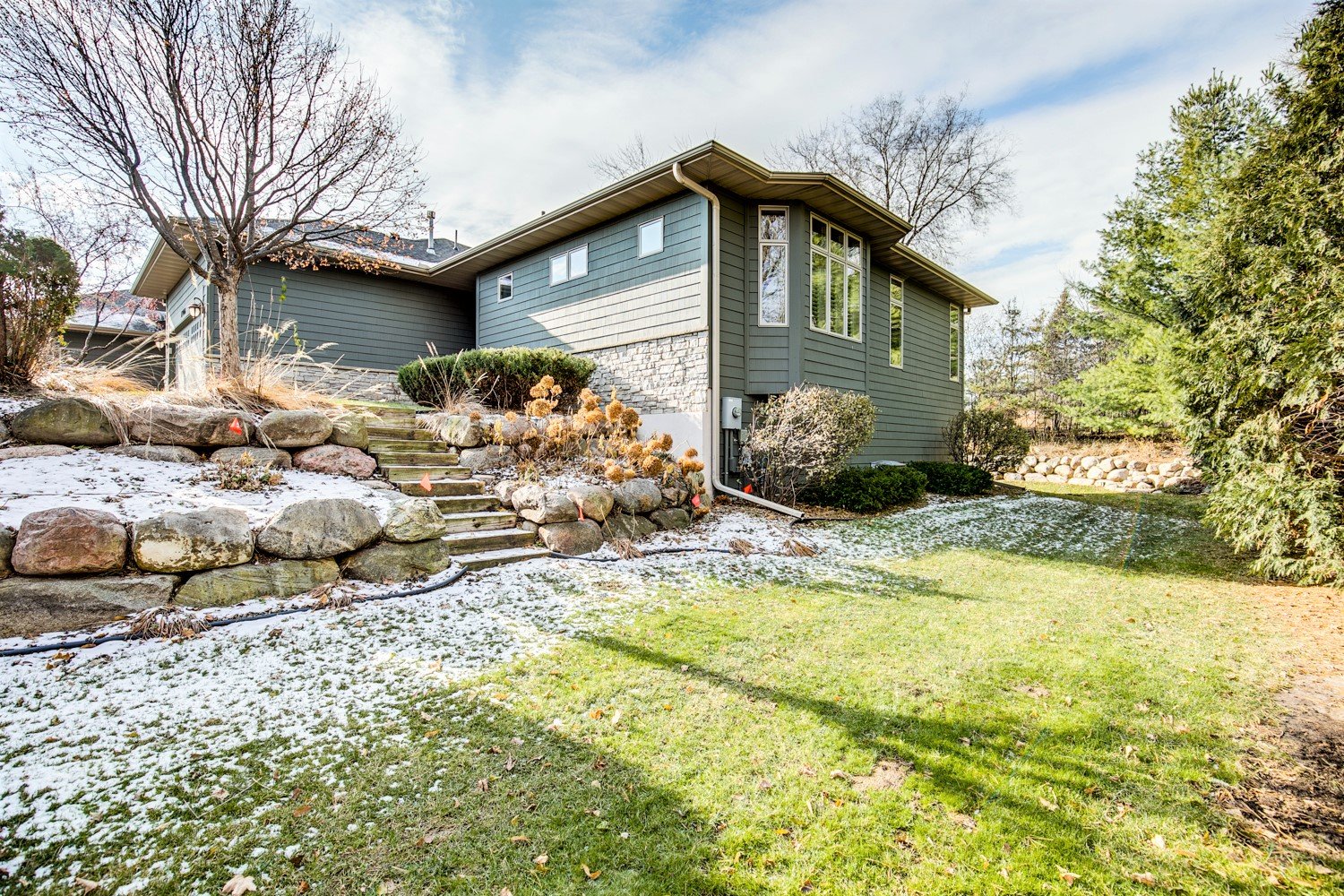 Luxurious Walkout End-Unit in Private Setting