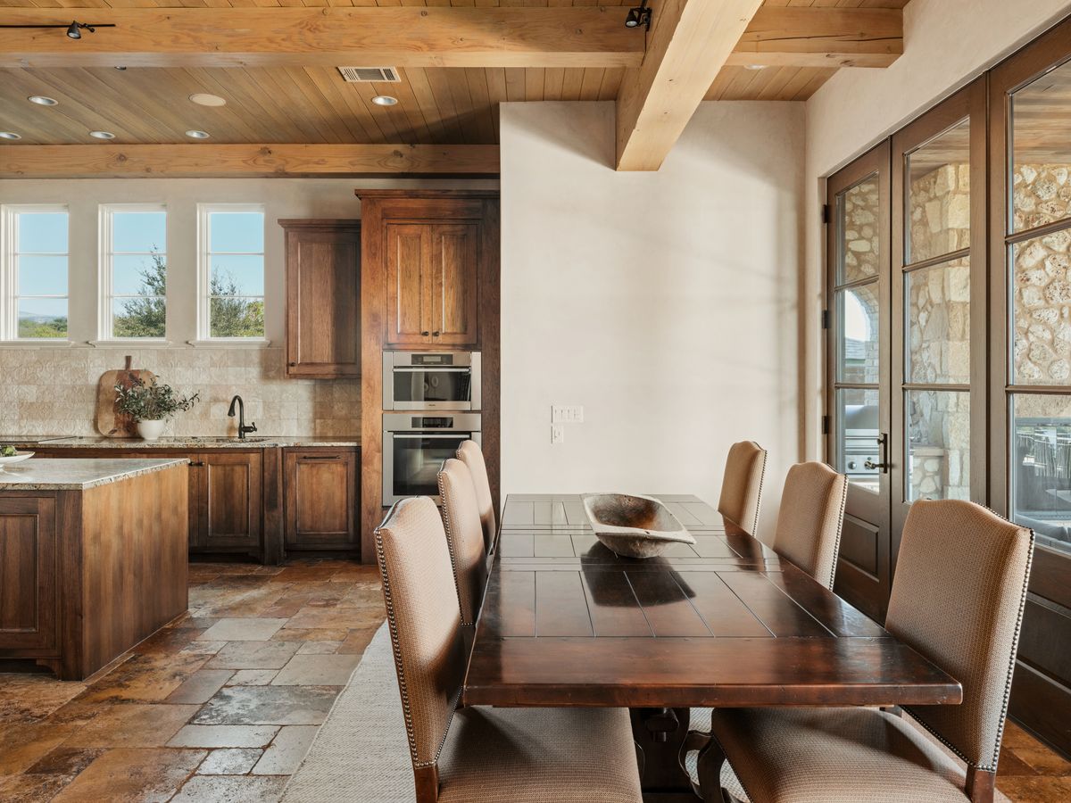 Lakeshore Horizon: Waterfront Villa with Lake & City Views