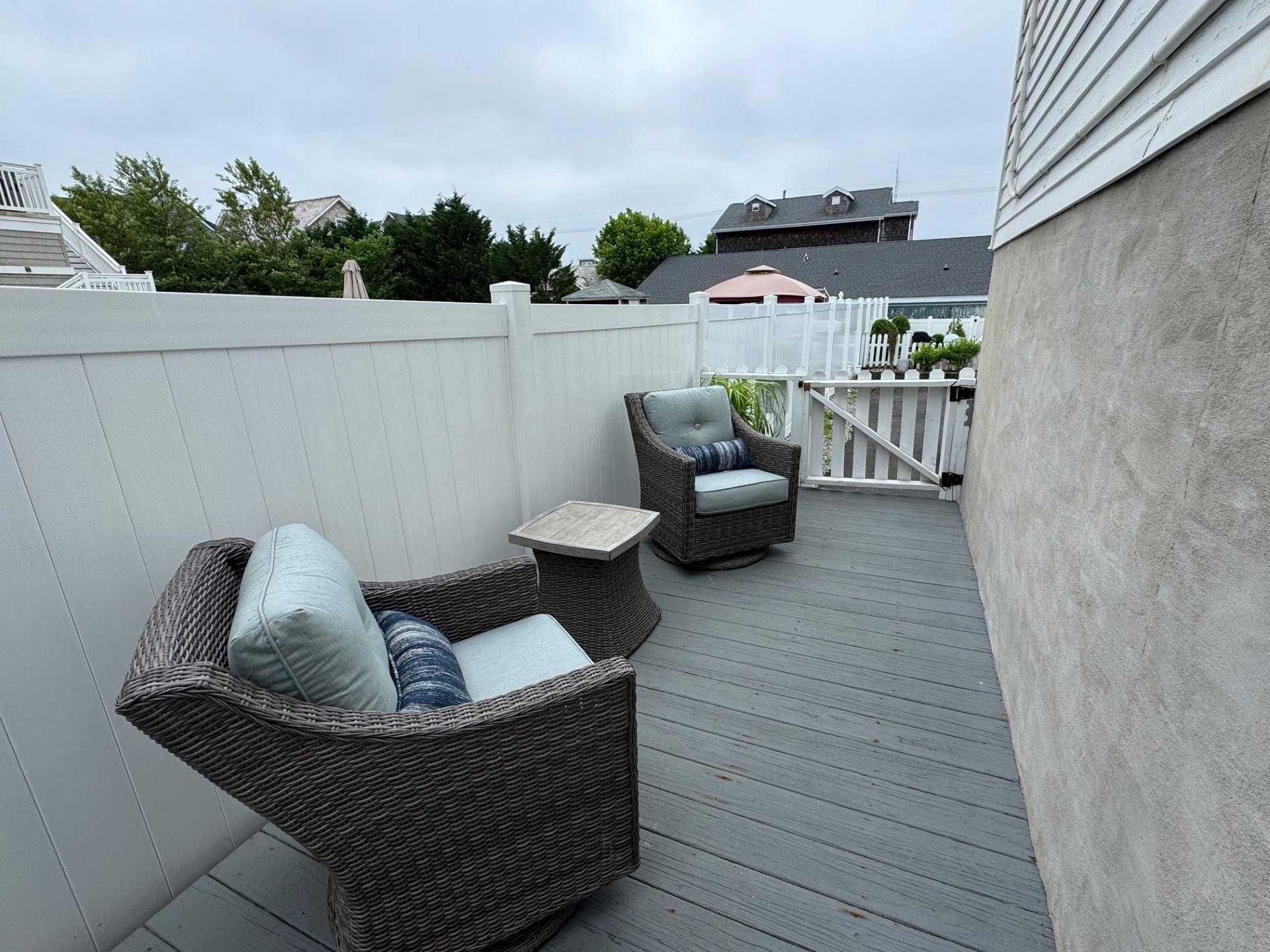 Beautiful Well Design on the First Floor With Outside Deck