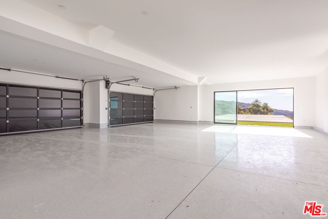 Mulholland Hwy, 90265