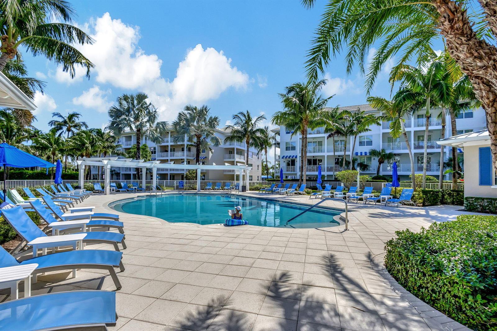 833 Bay Colony Drive S