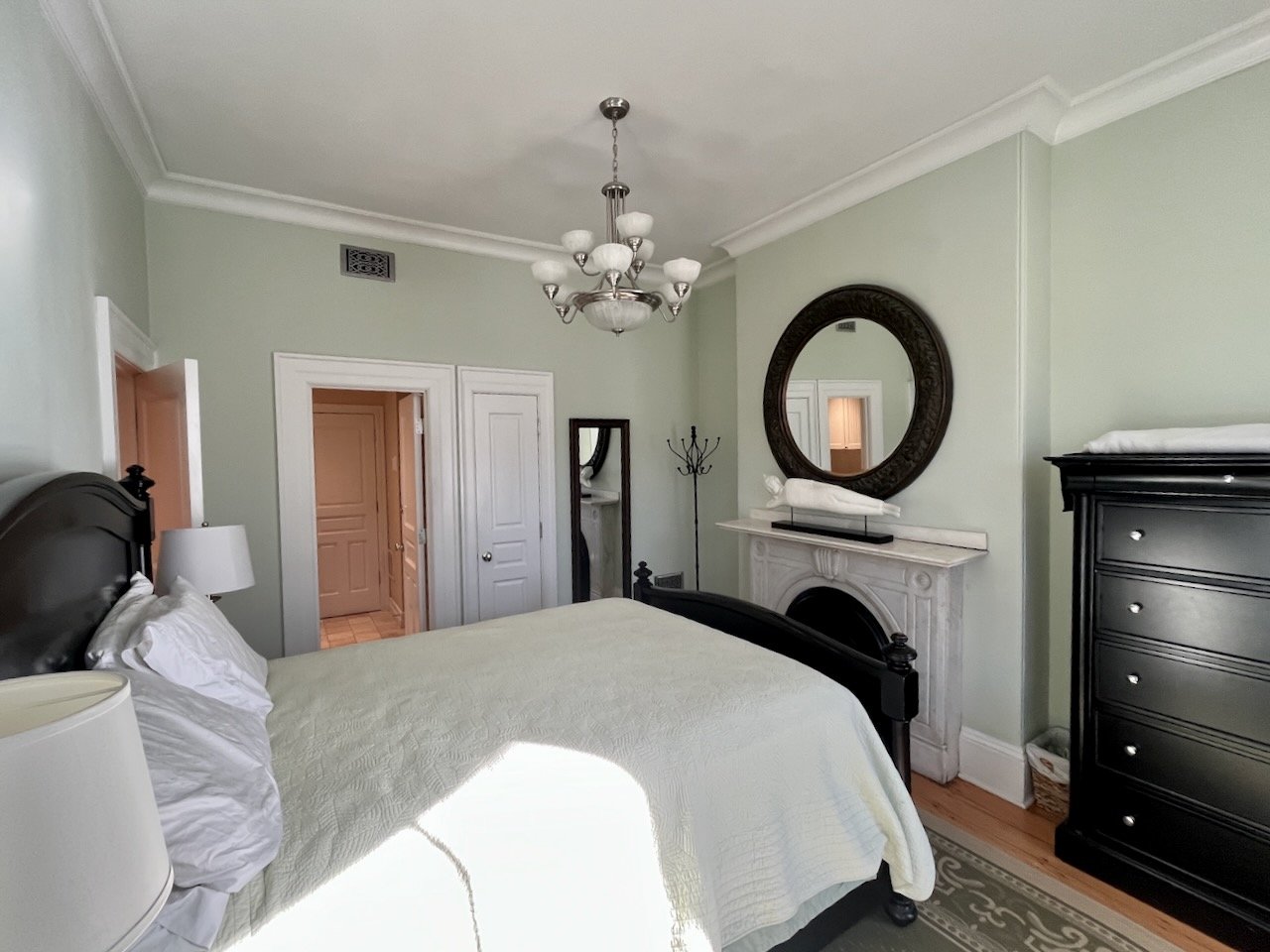 Beautifully Furnished South End Studio Apartment with Central Air/Laundry and more! Available December 1 or 15 or January 1! 