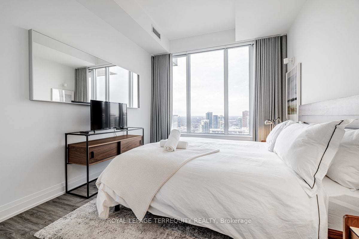 BEAUTIFUL CORNER PENTHOUSE