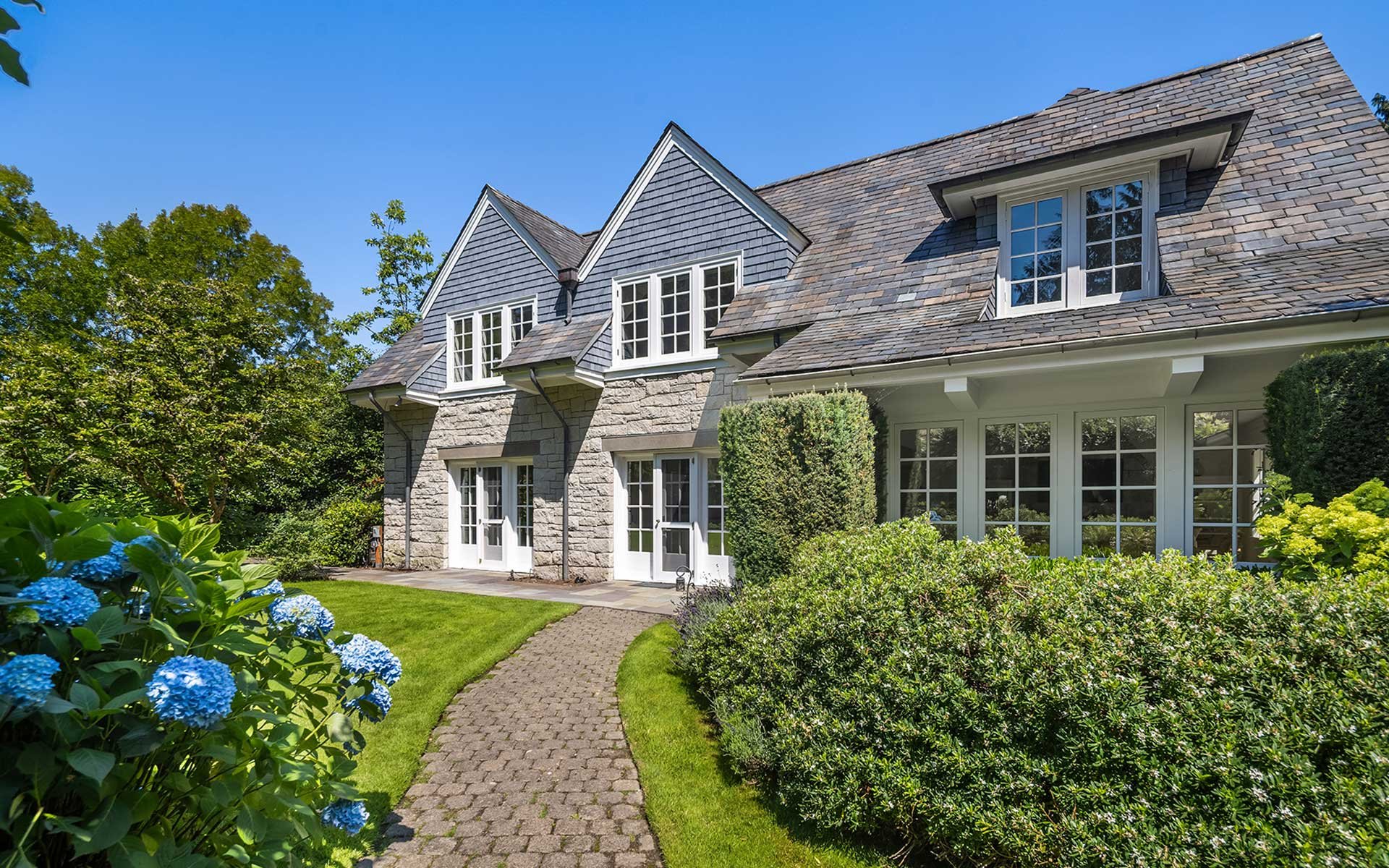 Sunny Hamptons Style in the Heart Of Medina