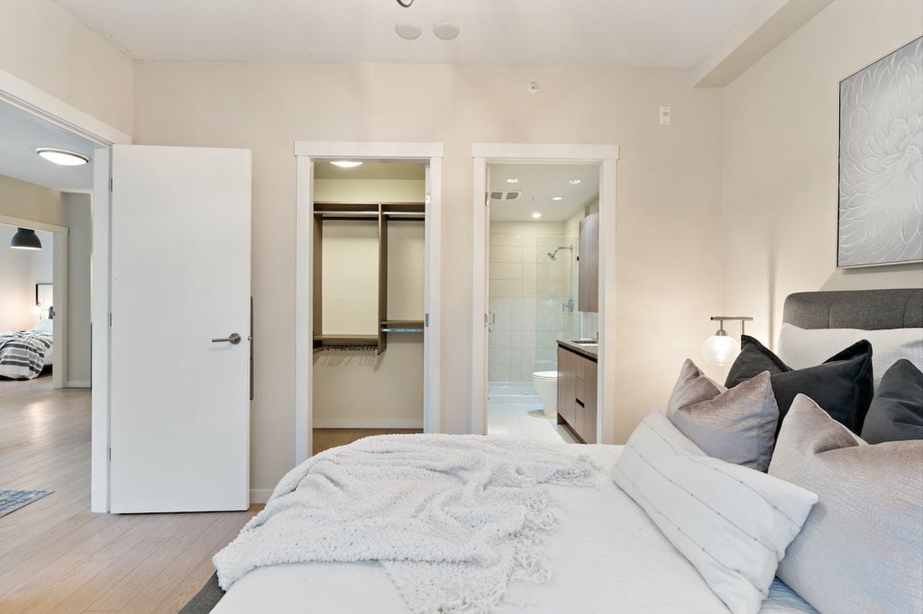 135 W 2nd St, #101