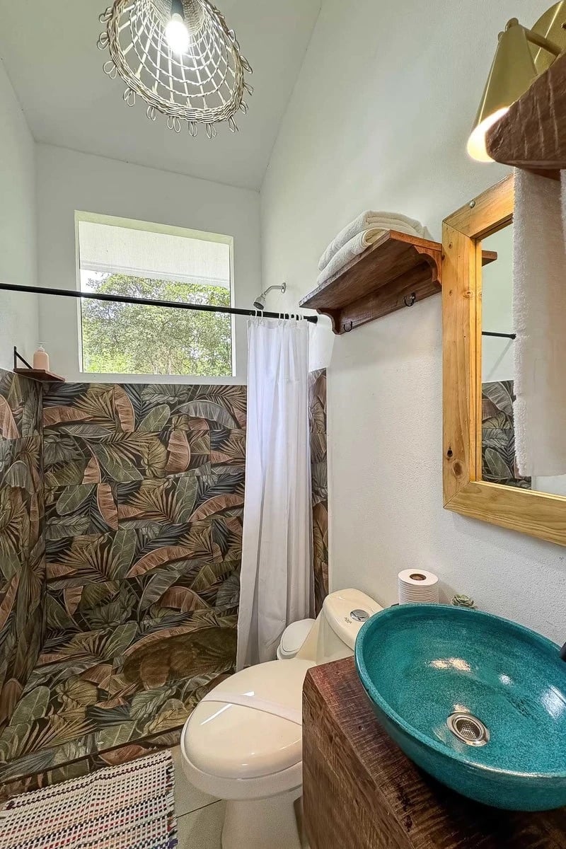 Gorgeous New Rainforest Villa with Pool and Creek, 20 minutes from Quepos