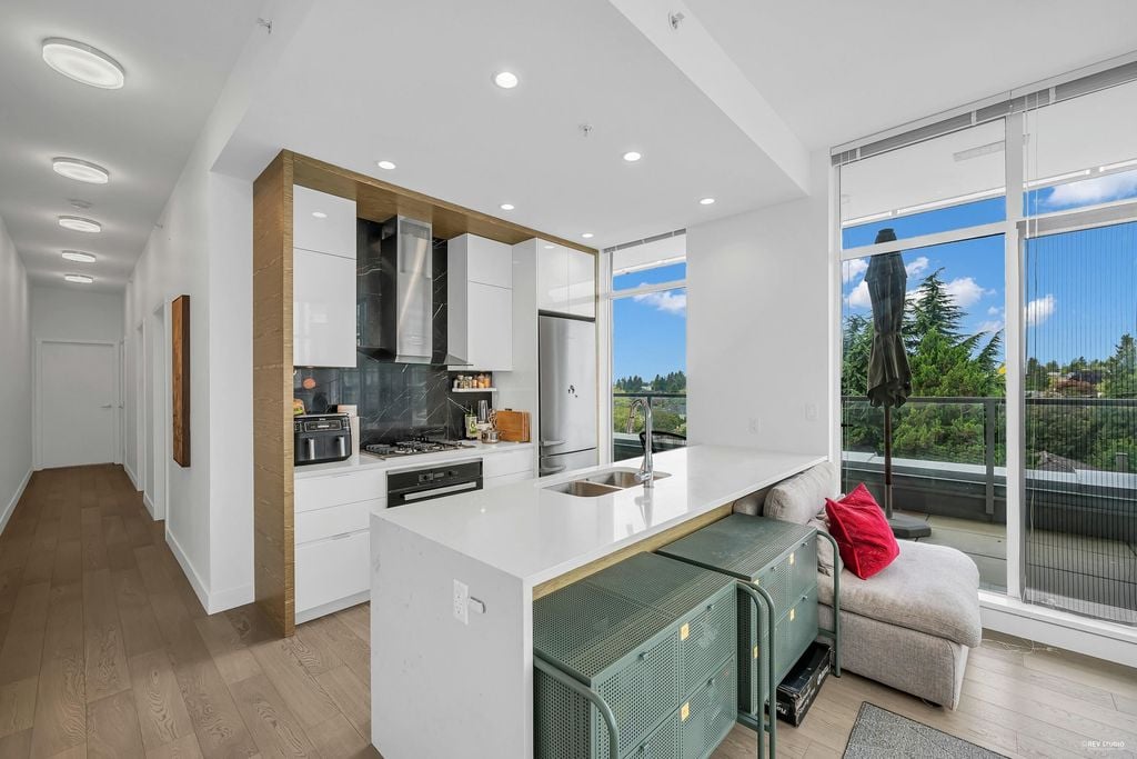 6733 Cambie St, #501