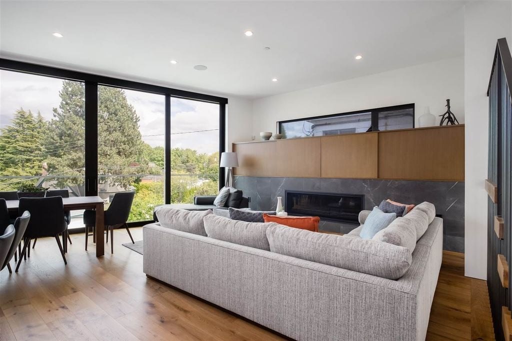 4385 Locarno Cres