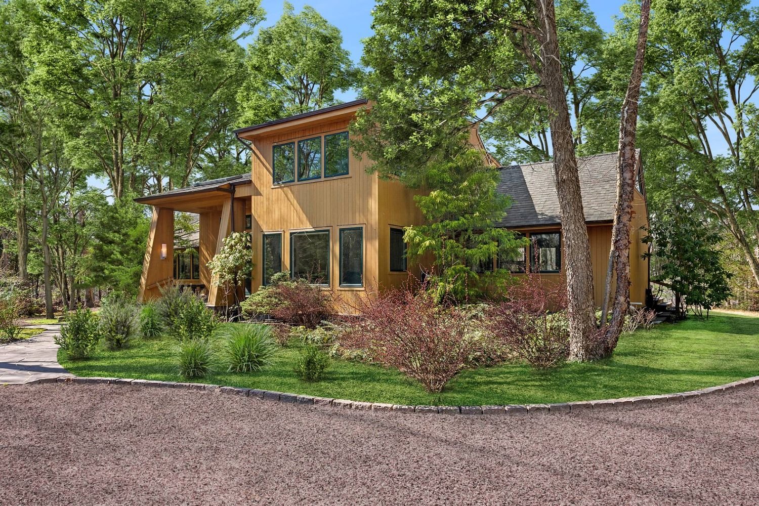 Twin Ponds: A Contemporary Waterfront Retreat