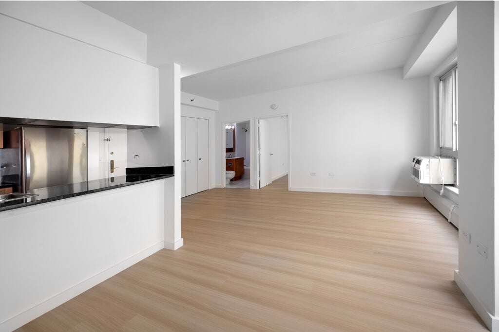 Manhattan/ No Fee/ No Security Deposit