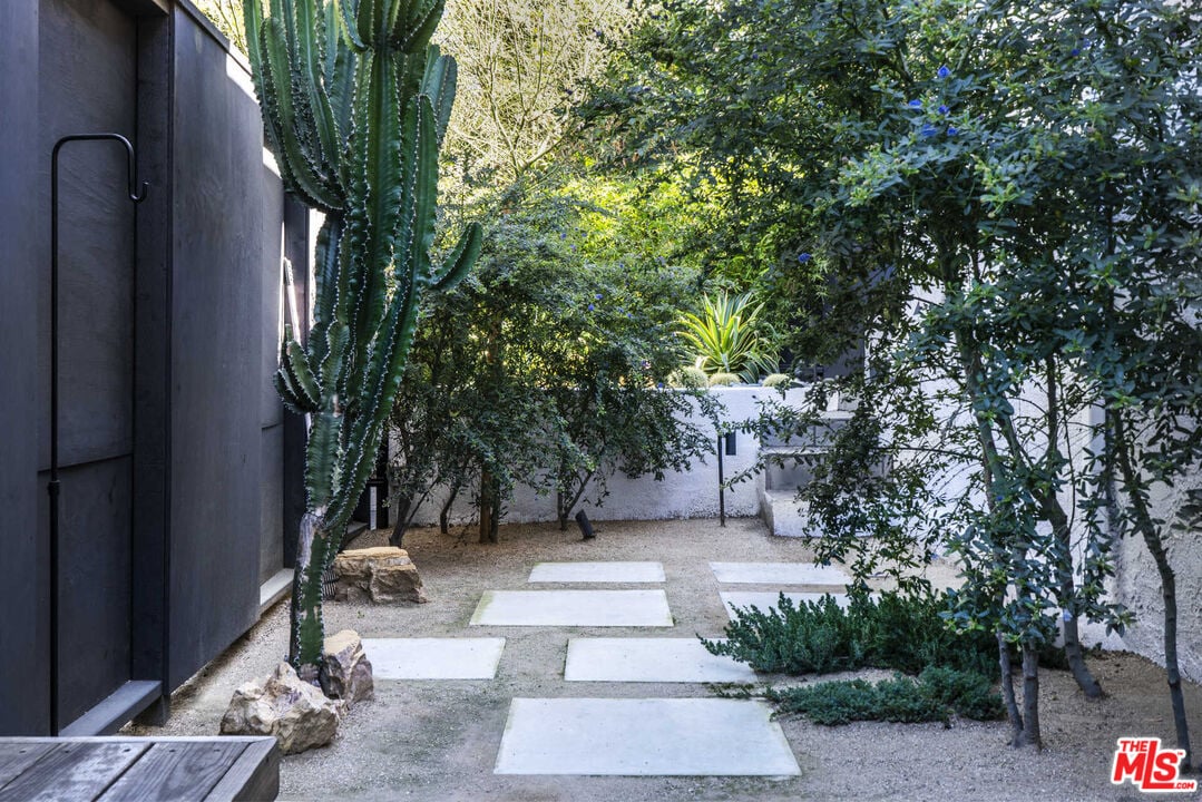 4047 Alta Mesa Dr