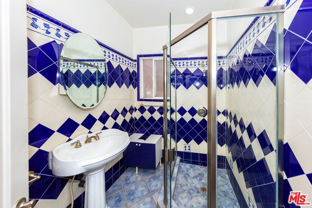 1105 S La Peer Dr
