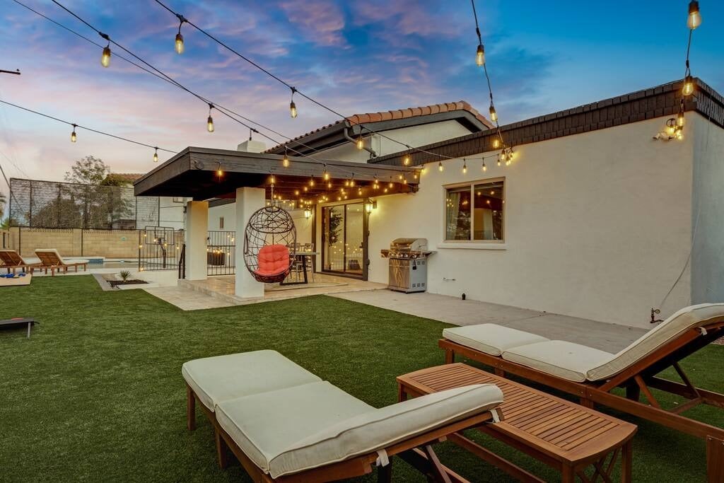 Huge Golf Course Home-Free Heated Pool/Theatre/Gym