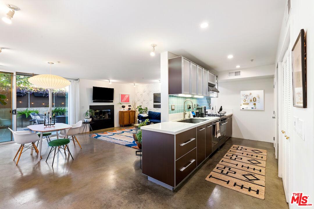 5806 Waring Ave Unit: 2