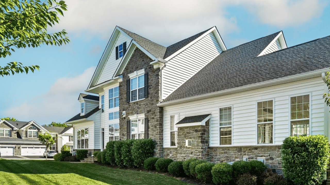 5 Hillyer Ln Newtown PA 18940