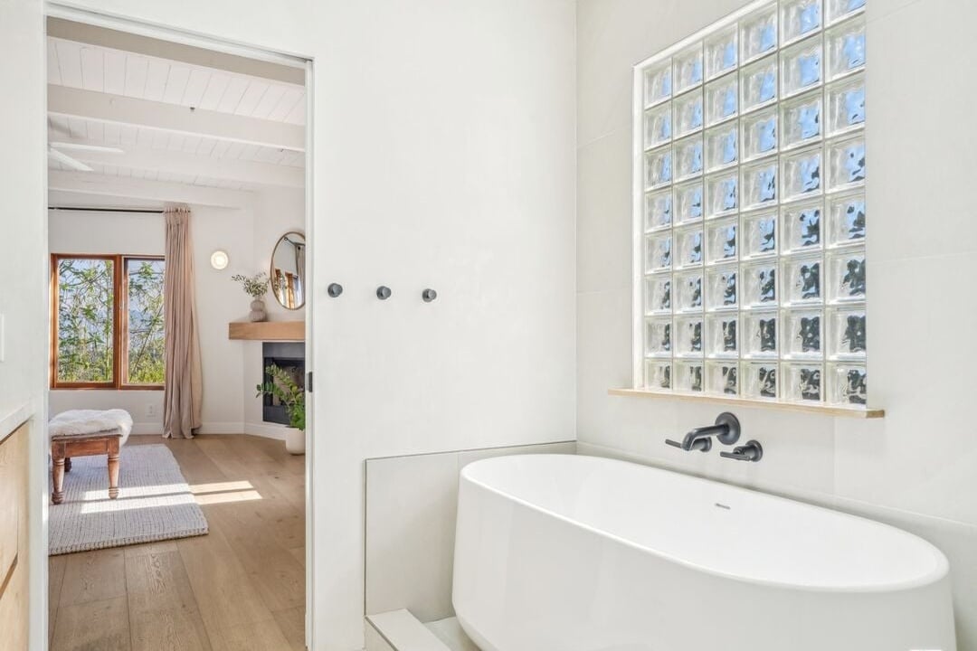 Sunset Crest Dr, 90046