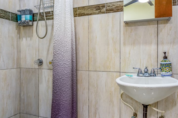 Beach House Apt 3 • Budget 1BR Kitchen • Beachside - Airbnb