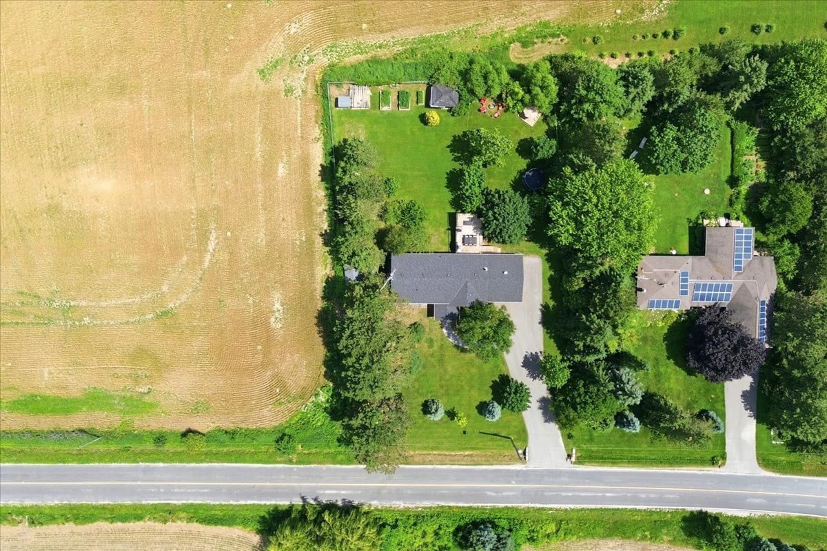Country setting 10 minutes from the city!