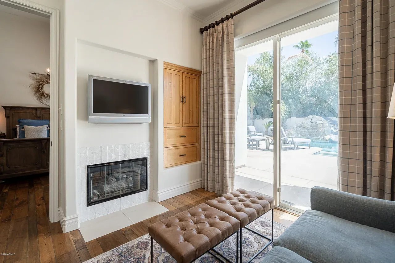 6115 E SHANGRI LA Rd