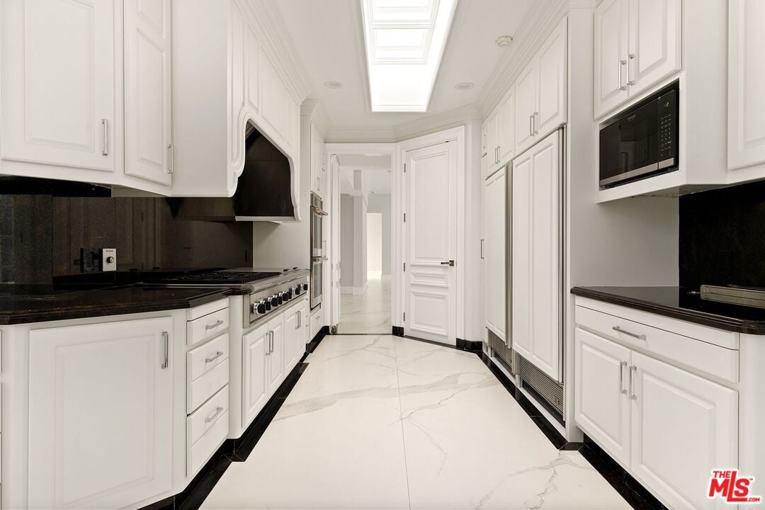 Northstar Manor, N Alta Dr, 90210