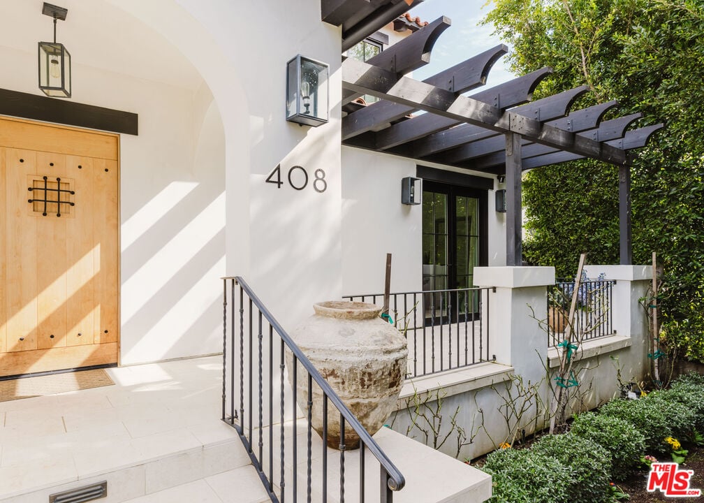 Solaris Pavilion, Westbourne Dr, 90048