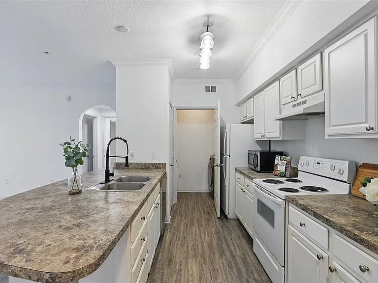 911 N ORANGE AVE #409