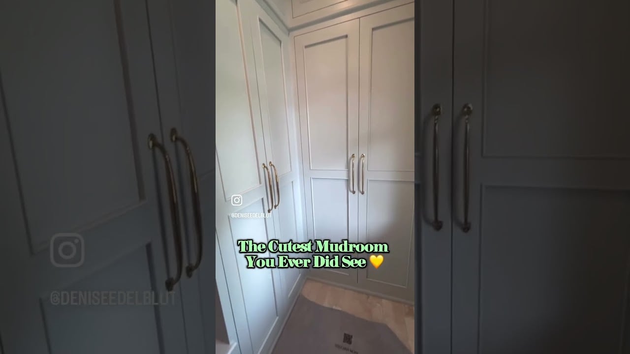The cutest mudroom you ever did see 💛