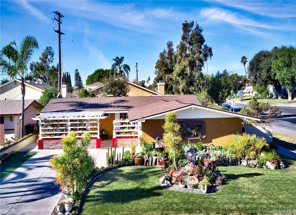 1069 N Hermosa Dr