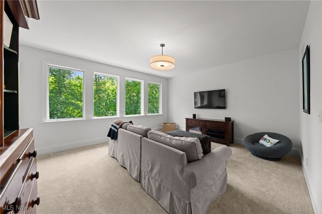 300 Woodridge Ln