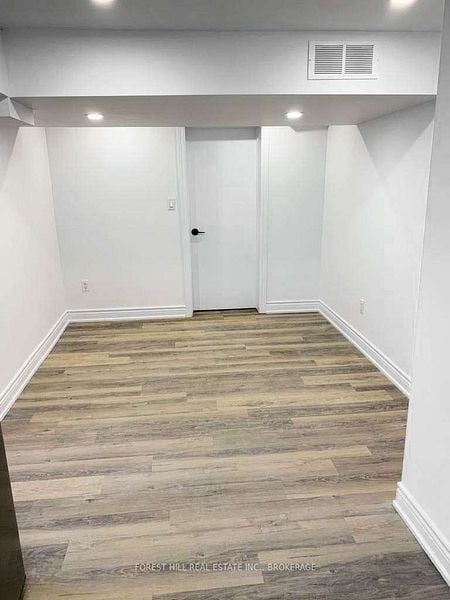 291 Brighton Ave Unit: Lower