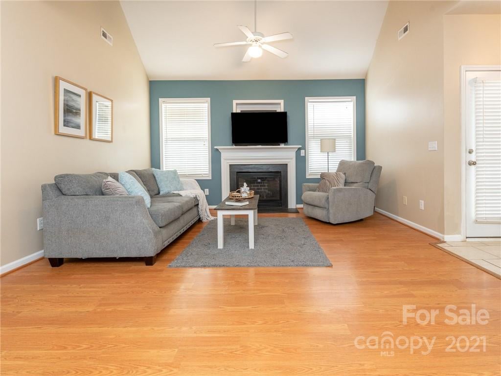 273 Notable Ln