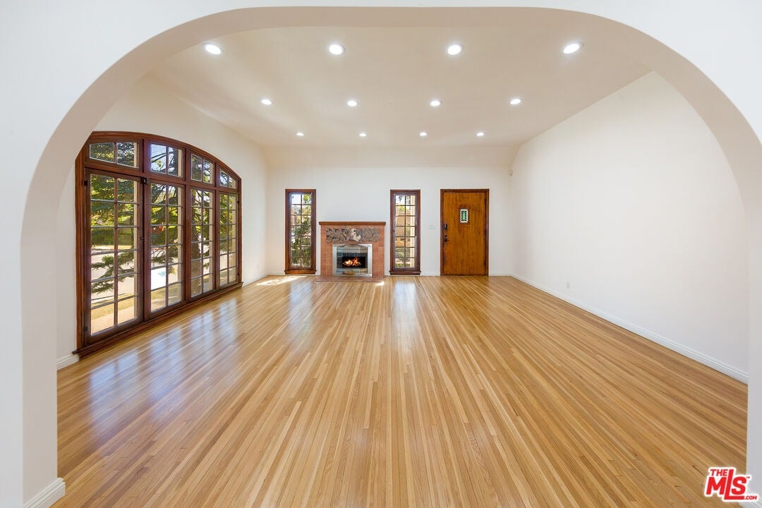 1105 S La Peer Dr