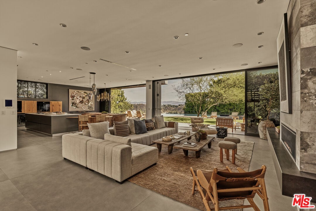 Aria Vista, Stradella Rd, 90077