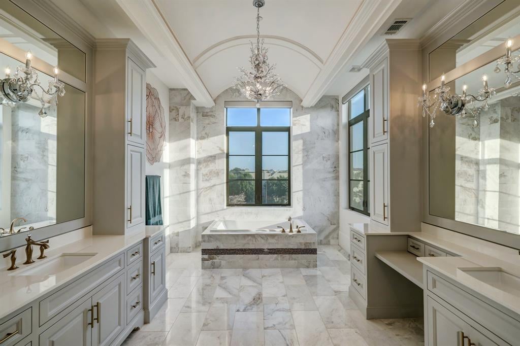 Kensington at River Oaks bathroom