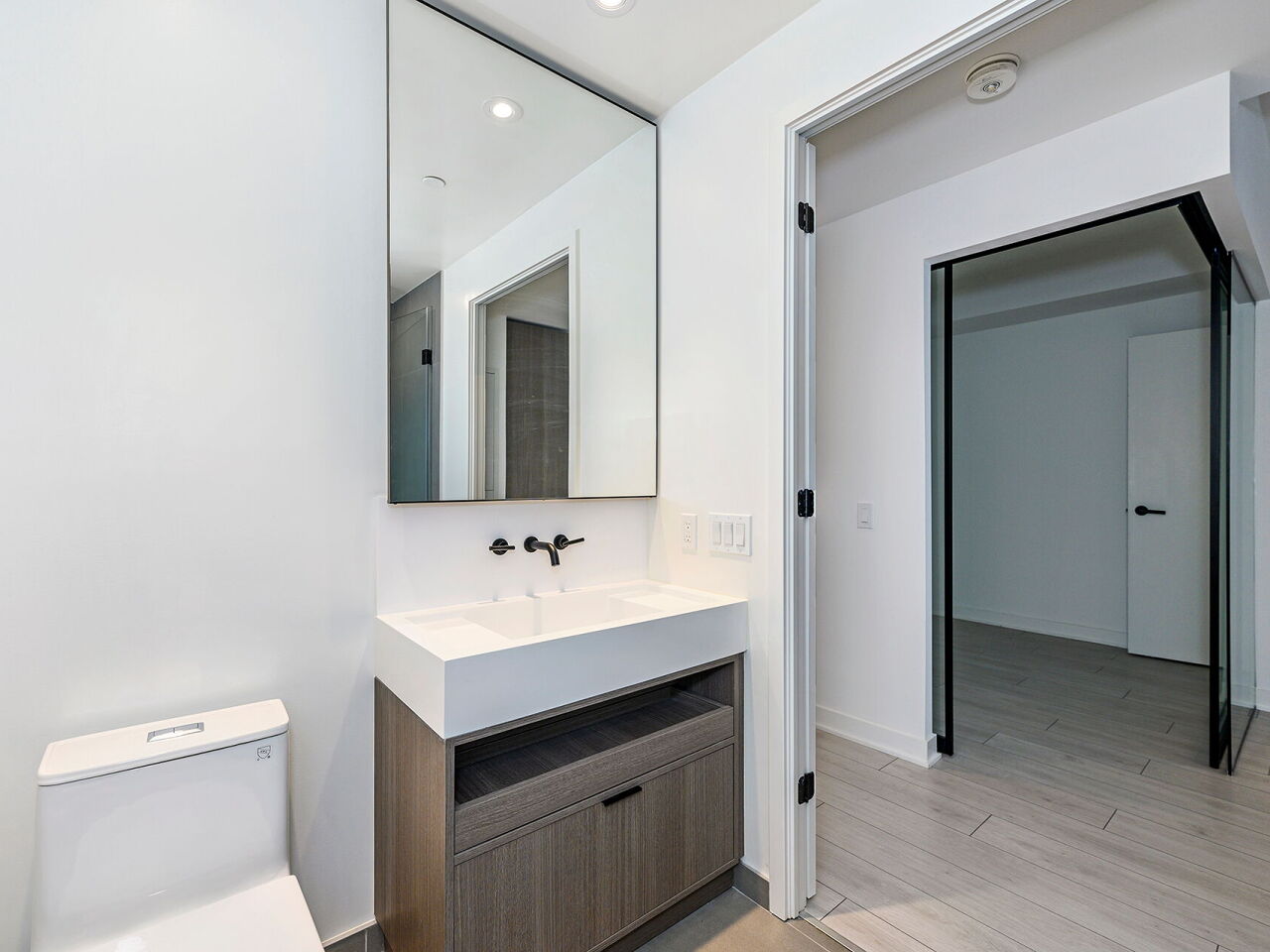 55 Charles St E Unit: 2604